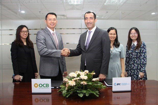 Representatives of IFC and OCB at the signing of the loan agreement (Photo: VNA)
