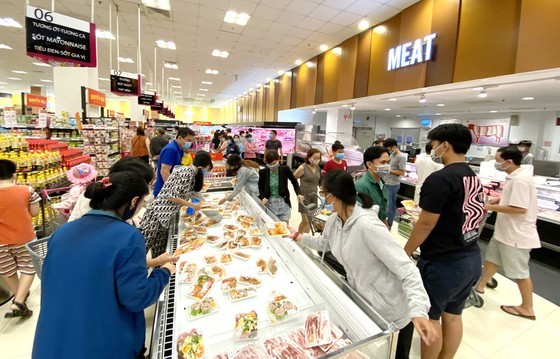Shoppers are selecting goods in a supermarket in Tan Phu District in Ho Chi Minh City (Photo: SGGP)