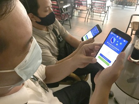 Citizens have installed Bluezone in their smartphones. (Photo: SGGP)