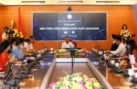 Deputy Minister of Information and Communications Nguyen Thanh Hung chaired the opening ceremony of the make-in-Vietnam blockchain platform akaChain. (Photo: SGGP