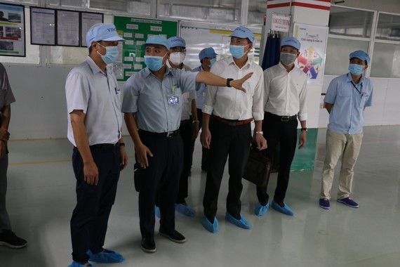 Deputy Health Minister Nguyen Truong Son pays a visit to enterprises in industrial parks in Da Nang City (Photo: SGGP)
