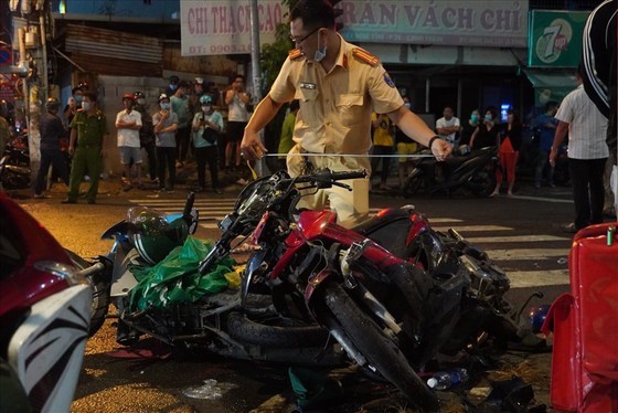 The scene of the accident on Thursday night that left 10 people injured in Binh Thanh District (Photo: SGGP)