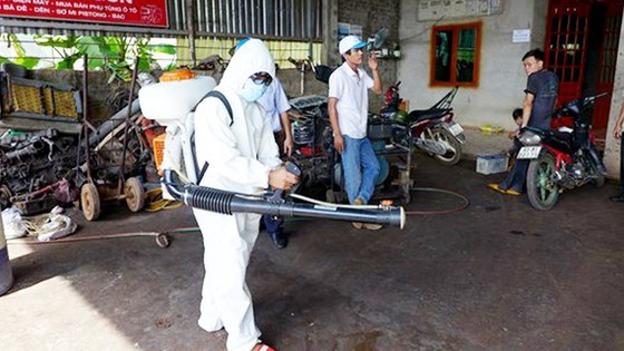 The health sector takes proactive preventive measures including killing mosquitoes and chemical spray in high risk areas (Photo: SGGP)