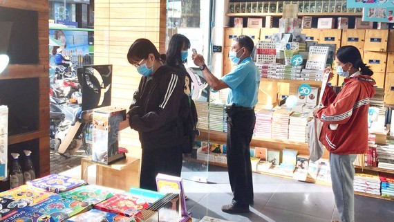 Visitors to a bookstore (Photo: SGGP)