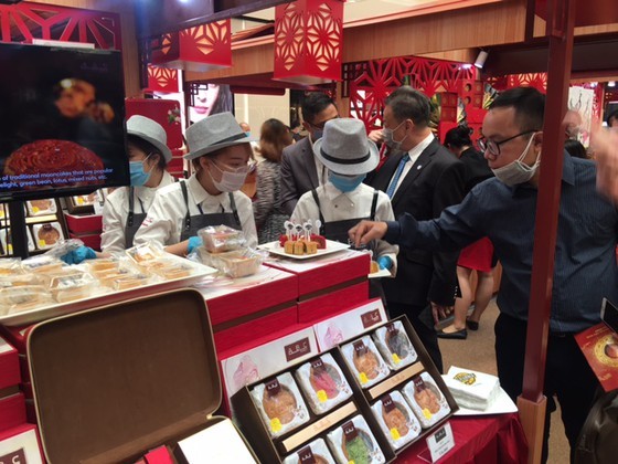 Visitors seek information of the new moon cake at the festival (Photo: SGGP)