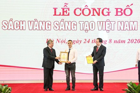 Politburo member and Permanent member of the Secretariat Tran Quoc Vuong and President of Vietnam Fatherland Front Central Committee Tran Thanh Man delivered the certificate of Vietnam Yellow Book of Innovation 2020 for honored people. (Photo: SGGP)