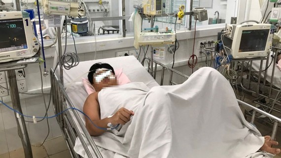 A 12-year-old child in HCMC was hospitalized when his blood pressure dropped to dangerous levels (Photo: SGGP)