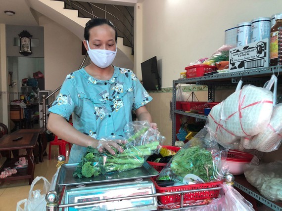 Ngoc Thuy is packaging her farm-grown products to deliver to consumers (Photo: SGGP)
