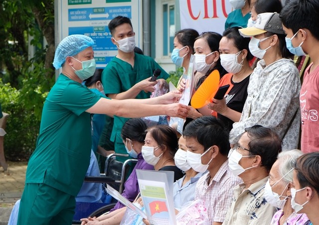 Patients are released from Hoa Vang medical center in Da Nang on Wednesday after recovering from COVID-19. VNA/VNS Photo