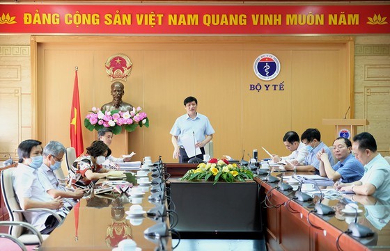 Acting Health Minister Nguyen Thanh Long says at a virtual meeting with hospital leaders (Photo: SGGP)