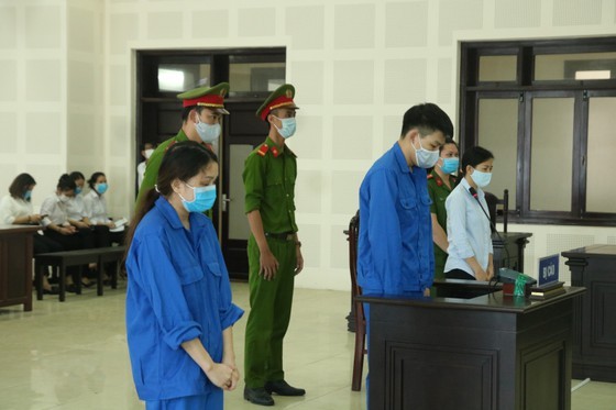 Chen Xian Fa, Ho Thi Thu Trinh and  Huynh Ngoc Diem are at the court (Photo: SGGP)