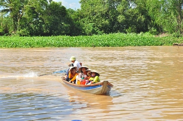 Farmers row a boat to the English speaking class every Tuesday and Thursday afternoon. (Photo: tienphong.vn)