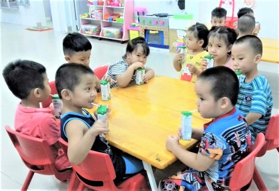 Preschoolers, primary students in HCMC enjoy milk from School Milk program