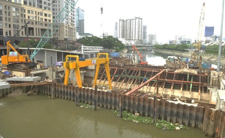  The project to prevent urban flooding due to climate change is under construction on Ben Nghe Canal. (Photo: SGGP)