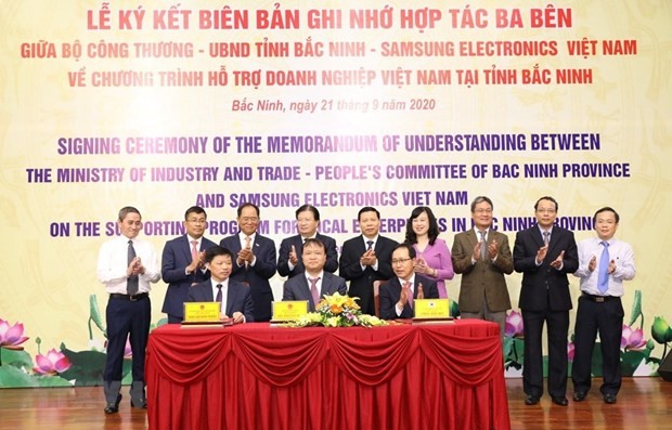 Delegates from Ministry of Industry and Trade, People’s Committee of Bac Ninh province, and Samsung Electronics Vietnam sign the memorandum of understanding (Source: VNA)