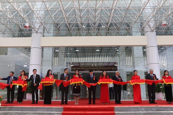 Acting Health Minister Nguyen Thanh Long cut the ribbon at the official dedication of the new Son La General Hospital which was officially put into operation yesterday. Ribbon cutting celebrates new hospital in northwest region (Photo: SGGP)