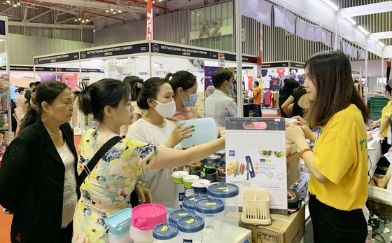 Vietnamese people do shopping at an event to promote Thai goods (Photo: SGGP)