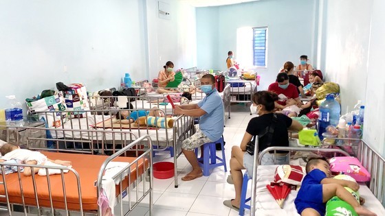 Hand-foot-and mouth children are being treated in a hospital in HCMC (Photo: SGGP)