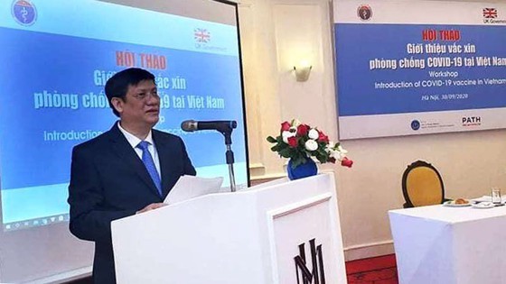 Acting Health Minister Nguyen Thanh Long  speaks at the seminar (Photo: SGGP)