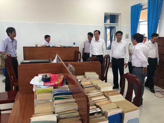 Mr. Liem pays a visit to a new school's library in Can Gio District (Photo: SGGP)