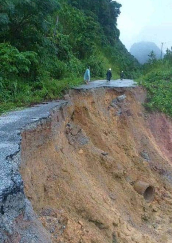 Serious landslide in a road in the central region (Photo: SGGP)