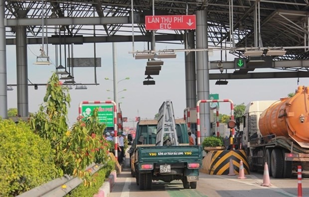 A vehicle at a lane designed for vehicles using automatic non-stop toll payments on the Phap Van-Cau Gie Expressway. (Photo: VNA)