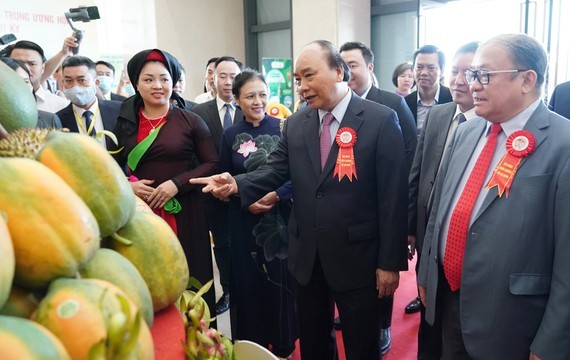 PM Phuc at the association's exhibition fair (Photo: SGGP)
