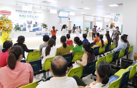 People are waiting their turn to see doctor in the newly-built oncology hospital (Photo: SGGP)