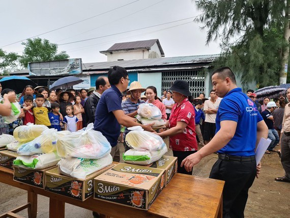 Relief aids are distributed to residents in flood area ( Photo: SGGP)