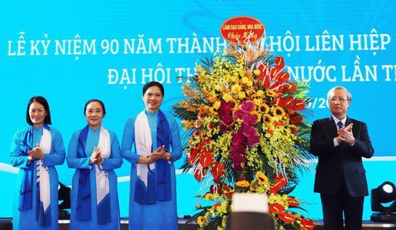 Mr. Tran Quoc Vuong presents flowers to congratulation on the Vietnam Women's Union (Photo: SGGP)