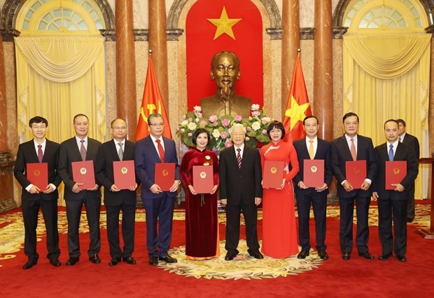 Party General Secretary and State President Nguyen Phu Trong (fifth from right) and the newly accredited ambassadors at the ceremony in Hanoi on October 21 (Photo: VNA)