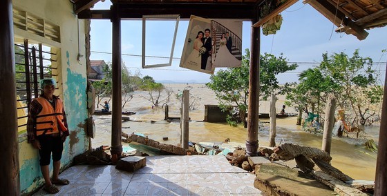 A woman in her collapsed house in Quang Binh province, one of the worst hit localities in the long lasting heavy rain and flooding in the Central region (Photo: SGGP)