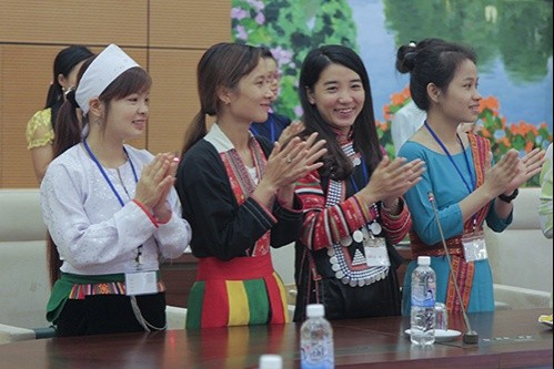 Ethnic female students at the scholarship-giving ceremony (Photo: Vu A Dinh website)