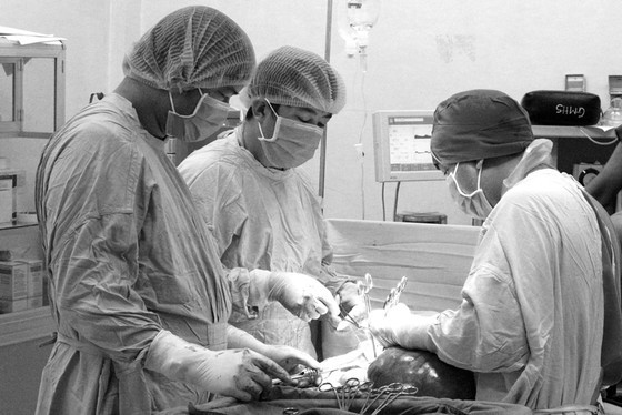 Surgeons cut off 4kg tumor from woman’s womb (Photo: SGGP)