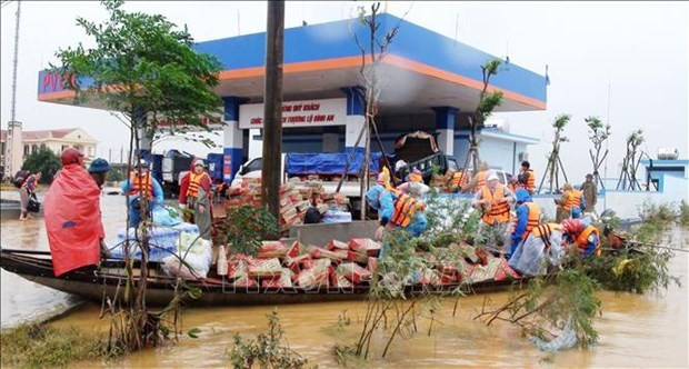 Aid comes to flood victims in Quang Ninh district, Quang Binh province (Illustrative photo: VNA)