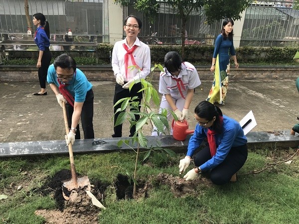 Students in District 4 plant trees during the campaign (Source: https://voh.com.vn/)