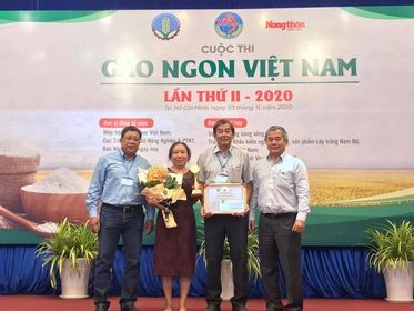 Ho Quang Cua (middle) has won first prize in the 2020 Việt Nam Best Rice Contest. —VNS Photo