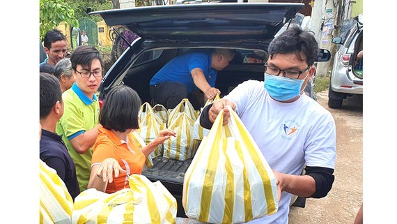 More gifts are sent to people in storm and flood-hit areas (Photo: SGGP)