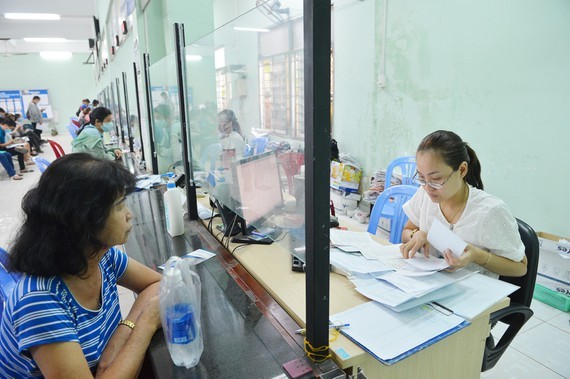 Jobless workers receive unemployment benefits in HCMC (Photo: SGGP)