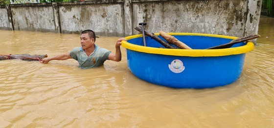 A man in the flood in Central Vietnam (Photo: SGGP)