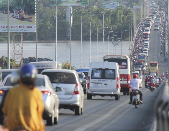 The existing Rach Mieu Bridge has only two lanes, causing regular traffic jams due to the high volume of vehicles (Photo: SGGP)