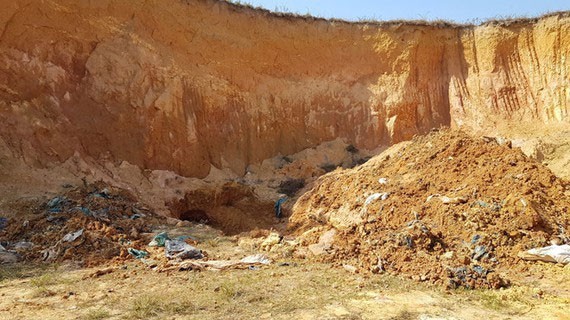 A hazardous waste management facility illegally buries waste in Soc Son District in Hanoi (Photo: SGGP) 