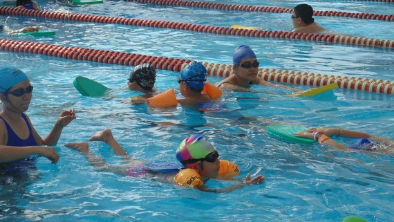  The rate of children who can perform all five basic swimming skills in the academic year 2019-2020 was over 80 percent (Photo: SGGP)