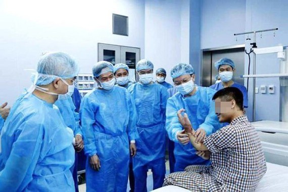 Surgeons of the hospital successfully perform a hand transplant from a living donor (Photo: SGGP)