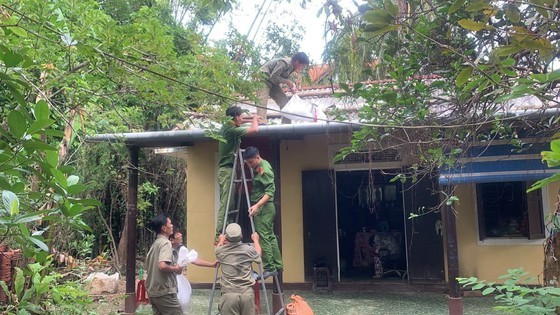 Soldiers help residents to reinforce the houses before Vamco typhoon comes (Photo: SGGP)