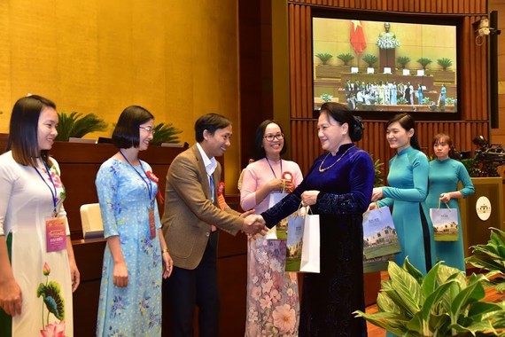 National Assembly Chairwoman Nguyen Thi Kim Ngan congratulates outstanding teachers and educational administrators (Photo: SGGP)