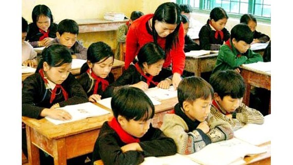 An ethnic teacher is teaching primary students (Photo: SGGP)