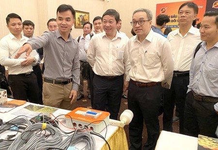 Deputy Minister of Information and Communications Phan Tam, Vice Chairman of HCMC People’s Committee Duong Anh Duc, and other delegates are visiting the ICT product exhibition