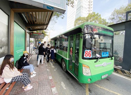 Using public transport is a useful way to reduce exhaust fumes. (Photo: SGGP)