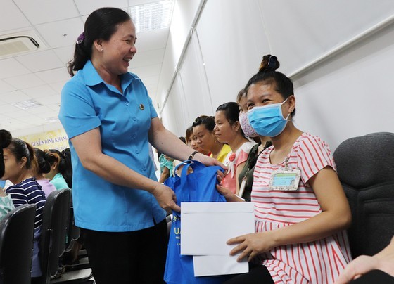 A representative of a trade union gives gift to pregnant workers (Photo:SGGP)